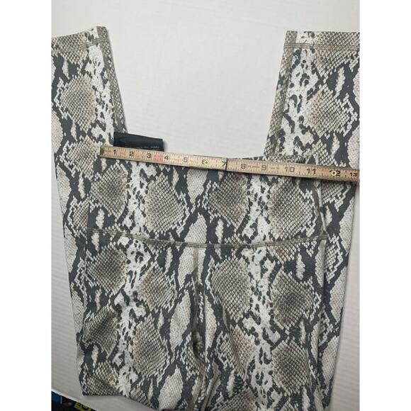 TNA by ARITZIA Atmosphere Legging High-Rise Snakeskin Print Size S - Picture 8 of 8